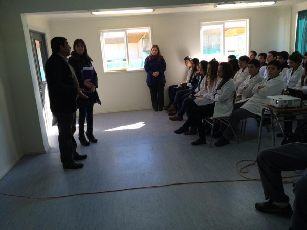 El Seremi Alonso Retamales junto a la alcaldesa saludan a los alumnos