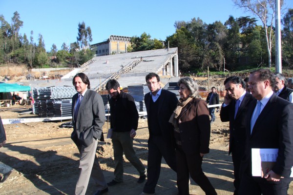 Alcaldesa Virginia Reginato, visita estadio 1