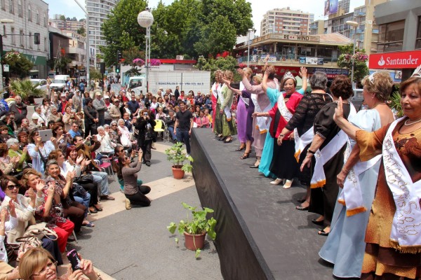 Alcaldesa Virginia Reginato, desfile de modas AM 1