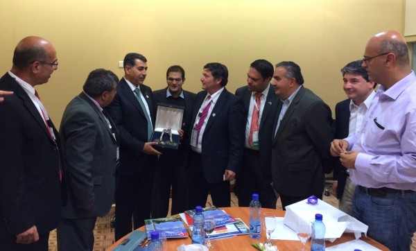 Con Alcalde de Ramalla entrega de presente de Villa Alemana.