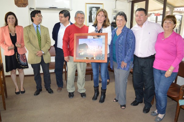 El obsequio enviado por el alcalde de Arica fue recibido por la alcaldesa Macarena Santelices.