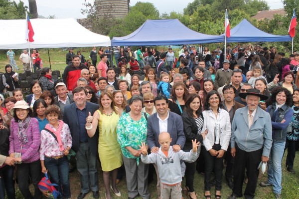 Los vecinos beneficiados junto a las autoridades presentes