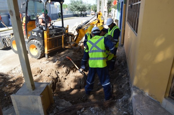 Personal de emergencia de la Muncipalidad de Olmué procedió a destapar el estanque