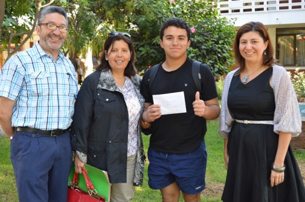 El alumno del Liceo de OlmuÃ© JosÃ© Barzola recibiÃ³ el reconocimiento por su buen puntaje en la PSU