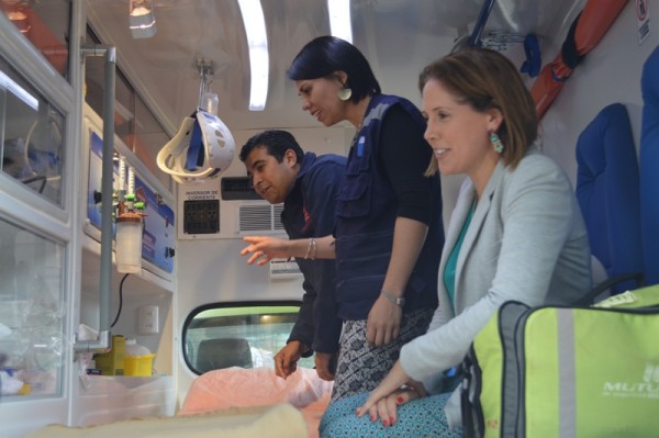 Las autoridades en una de las ambulancias dispuesta en caso de accidentes