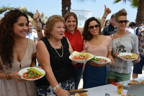Las candidatas prepararon el tradicional pebre para la prensa acreditada