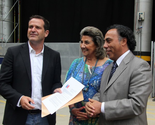 Alcaldesa Virginia Reginato, entrega resolucion 1