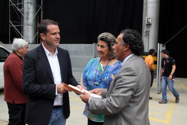 Alcaldesa Virginia Reginato, entrega resolucion 2