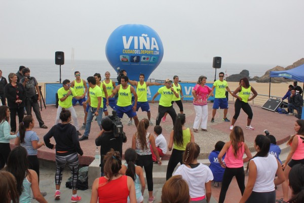 Alcaldesa Virginia Reginato, zumbA con Rafael Araneda 4