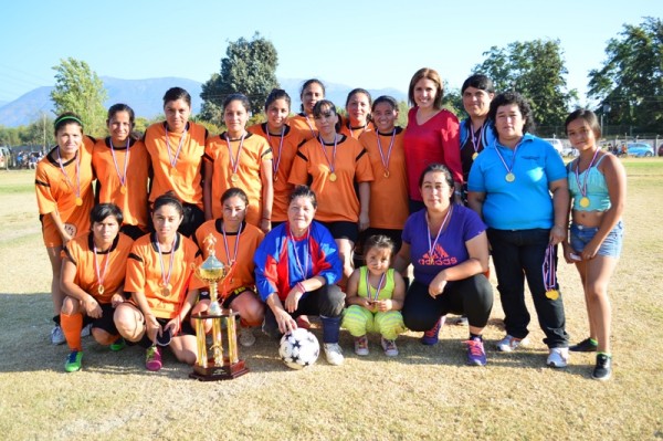 El Club Maitenes Alto ganadoras en Damas junto a la alcaaldesa Macarena Santelices