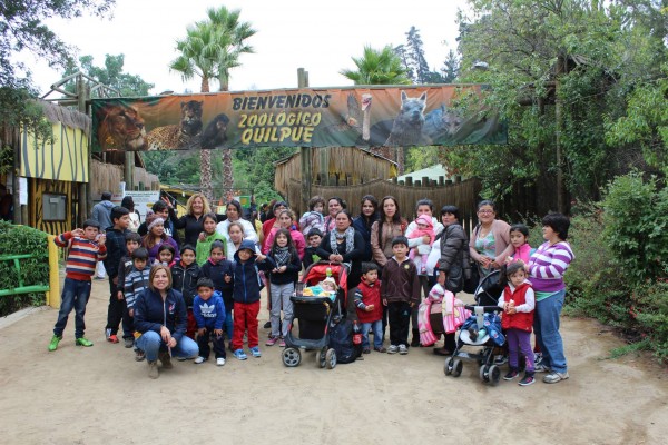 El grupo de niños al ingreso del zoológico