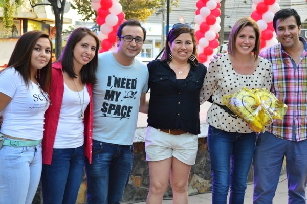 La alcadesa recibió un obsequio del equipo de DIDECO por el Día de San Valentín
