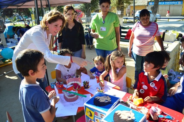 La alcaldesa Macarena Santelices compartió con los niños presentes