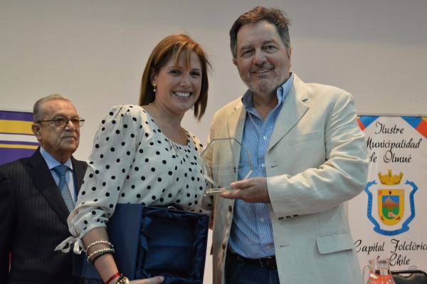 La alcaldesa Macarena Santelices hizo entrega de un galvano de reconocimiento al escritor Roberto Ampuero