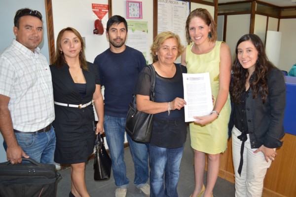 La alcaldesa junto a la presidenta del comité Unidad y Esfuerzo, representantes de la Empresa GIVE, y los encargados de la Oficina de Vivienda