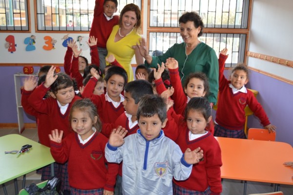 La alcadesa con los niños de prekinder en su nueva sala