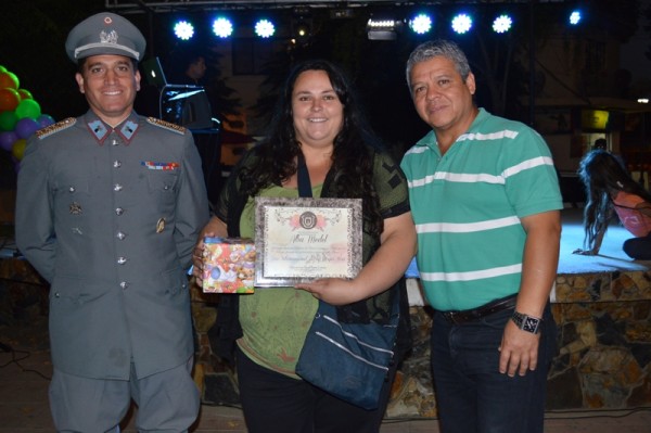 La microempresaria Alba Medel recibe su reconocimeto.