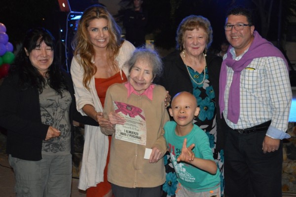 Reconocimiento a la señora Julia Aguilera.