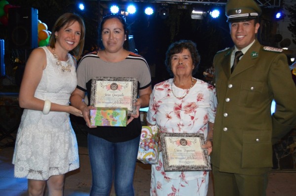 Las dirigentas vecinales Sara Quezada y Erica Figueroa reciben un reconocimiento a su labor.