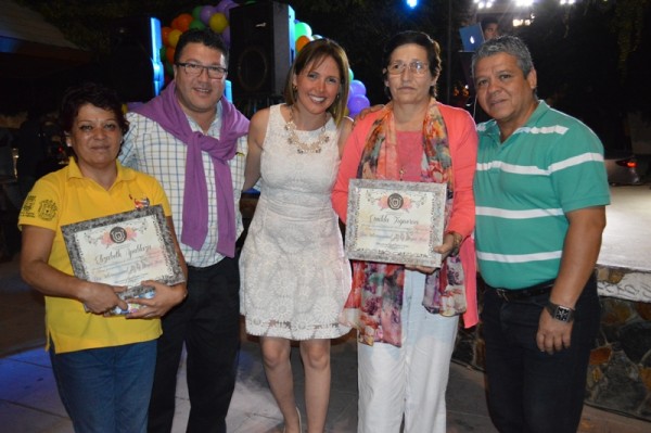 Las funcionarias Elizabeth Apablaza y Emilda Figueroa fueron destacadas por su labor con las mujeres de la comuna.
