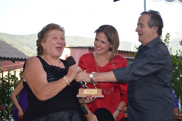Yolanda Sultana junto a la alcaldesa cuando obtuvo el segundo lugar en el reinado de Olmué