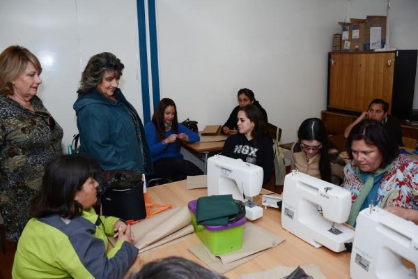 Alcaldesa Virginia Reginato, entrega máquinas de coser, 2