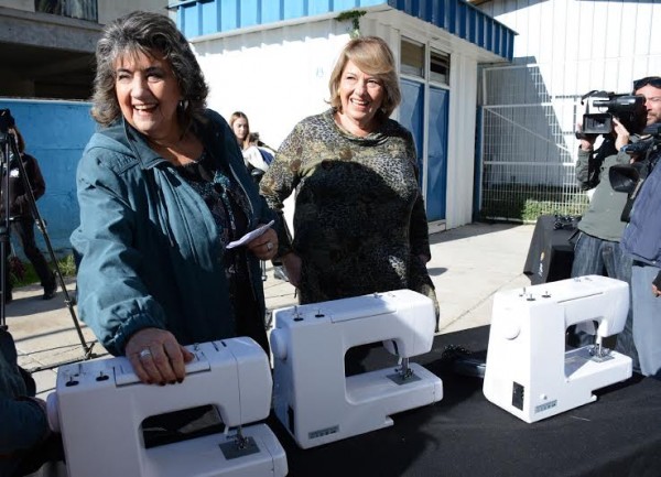 Alcaldesa Virginia Reginato, entrega máquinas de coser, 3