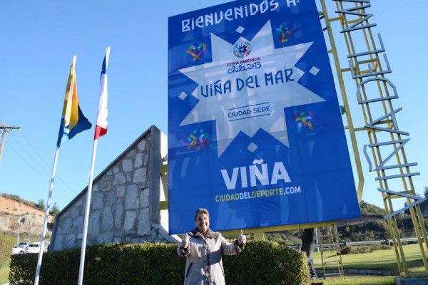 Alcaldesa Virginia Reginato, instalación pendón bienvenida Copa América, 2