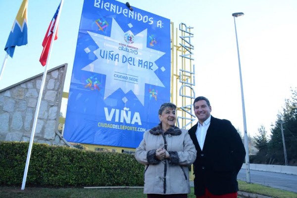 Alcaldesa Virginia Reginato, instalación pendón bienvenida Copa América