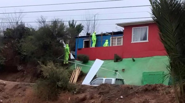 Equipo de Emergencia trabajando en casa en Las Rosas