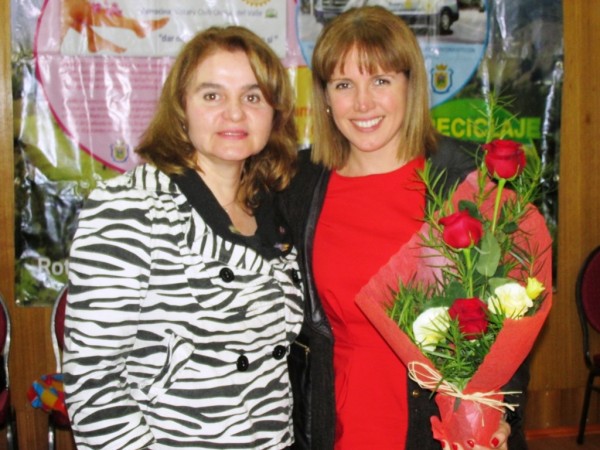 La nueva presidenta Marcela Bernal junto a la alcaldesa Macarena Santelices