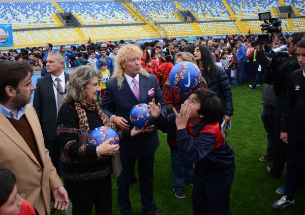 Alcaldesa Virginia Reginato, entrega de balones 1
