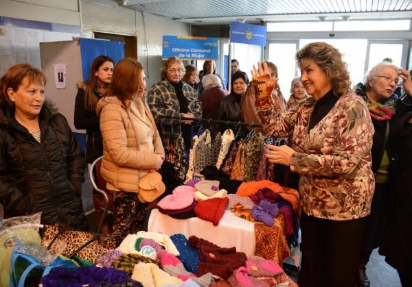 Alcaldesa Virginia Reginato, muestra tejidos mujer 1