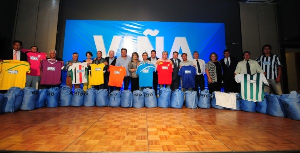 Alcaldesa Virginia Reginato, entrega indumentaria 1