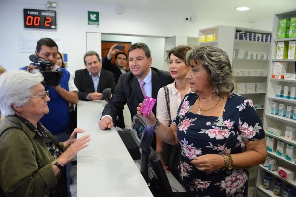 Alcaldesa Virginia Reginato, inauguración farmacia comunal, 2
