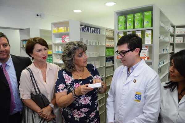 Alcaldesa Virginia Reginato, inauguración farmacia comunal, 3