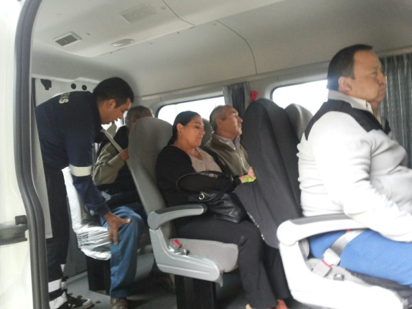 En una moderna van son trasladados los pacientes a diálisis