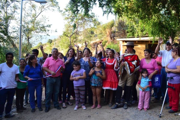 Las autoridades junto a los vecinos en el tradicional corte de cinta