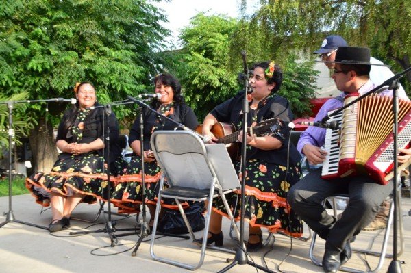El conjunto folclórico Runamanta cantó varias sabrosas cuecas