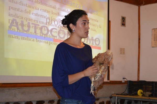 La técnico agrícola Maricel Zeballos explicó los cuidados de las gallinas y huevos.