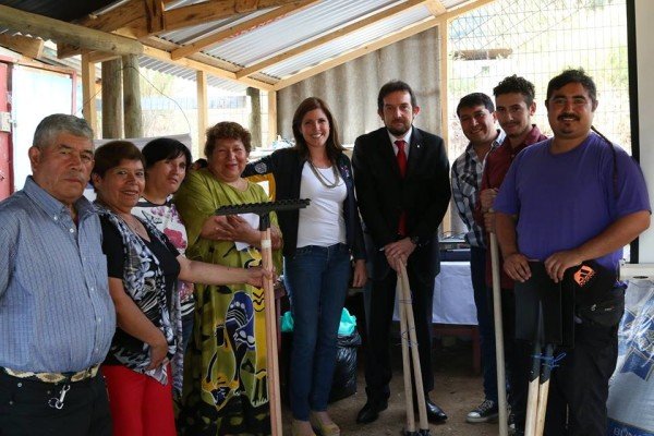 Los dirigentes vecinales junto a las autoridades