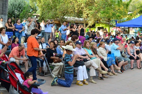 Un buen marco de público entre turistas y residentes disfrutaron del folclor