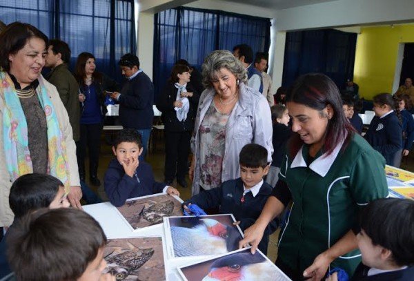 Alcaldesa Virginia Reginato, entrega juego memorice, 3