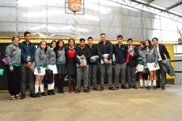 Los alumnos de 4to medio recibieron una chaqueta y la gran noticia de la aprobación de su especialidad.