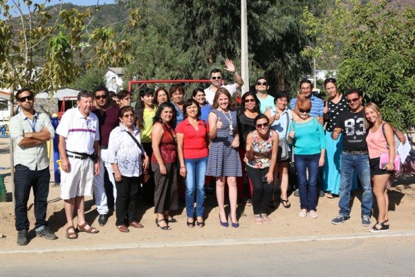 Los beneficiados junto a las autoridades felices por la obtención de sus subsidios