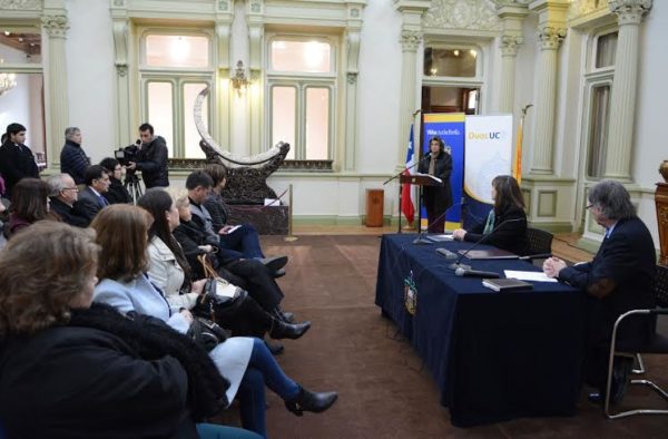 Alcaldesa Virginia Reginato, firma convenio DUOC UC municipio, 2