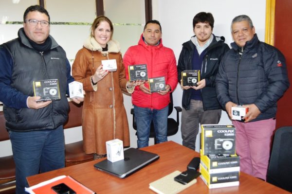 11 cámaras fotográficas entregó COSEMAR para las escuelas de Olmué