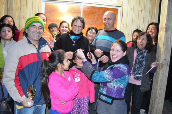 La alcaldesa junto a los vecinos de La Gruta proceden al tradicional corte de cinta