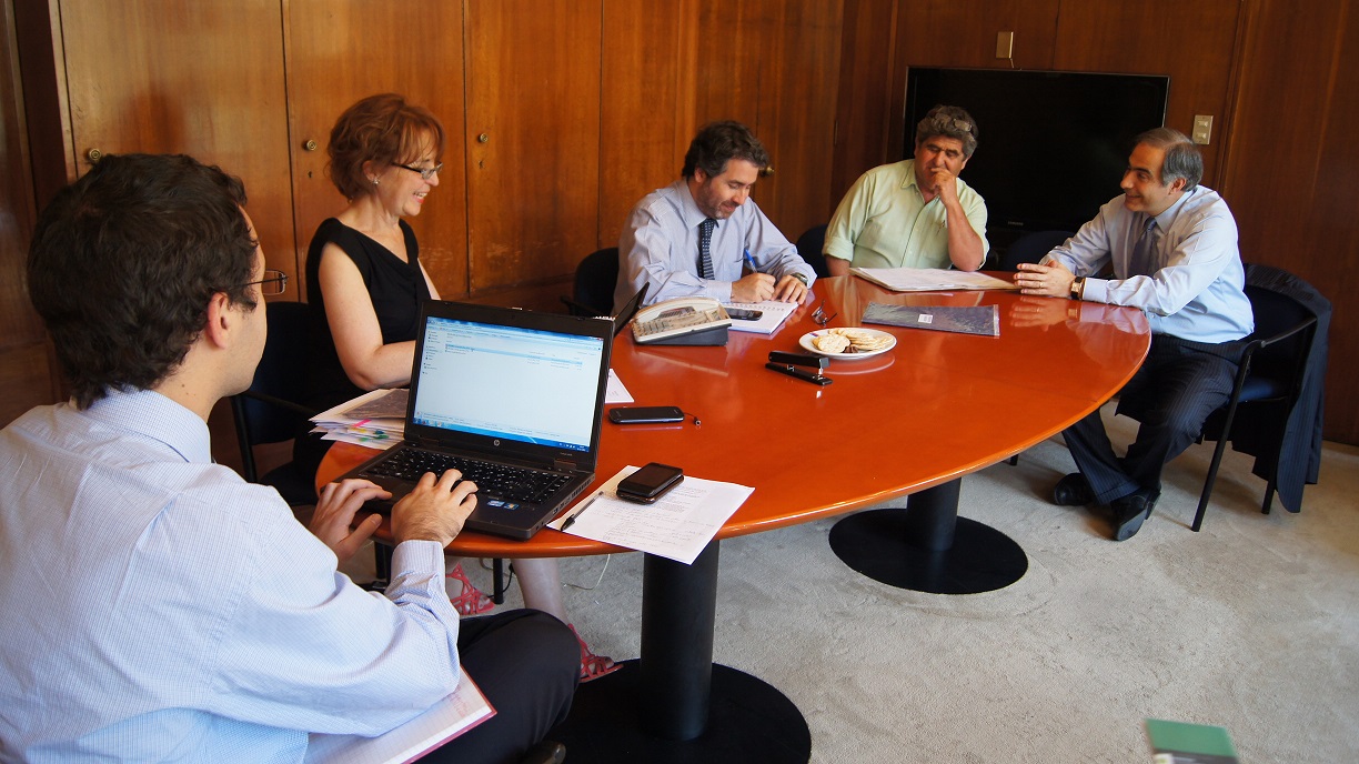 Piden modificar reglamento que prohíbe a taxis de turismo utilizar taxímetro