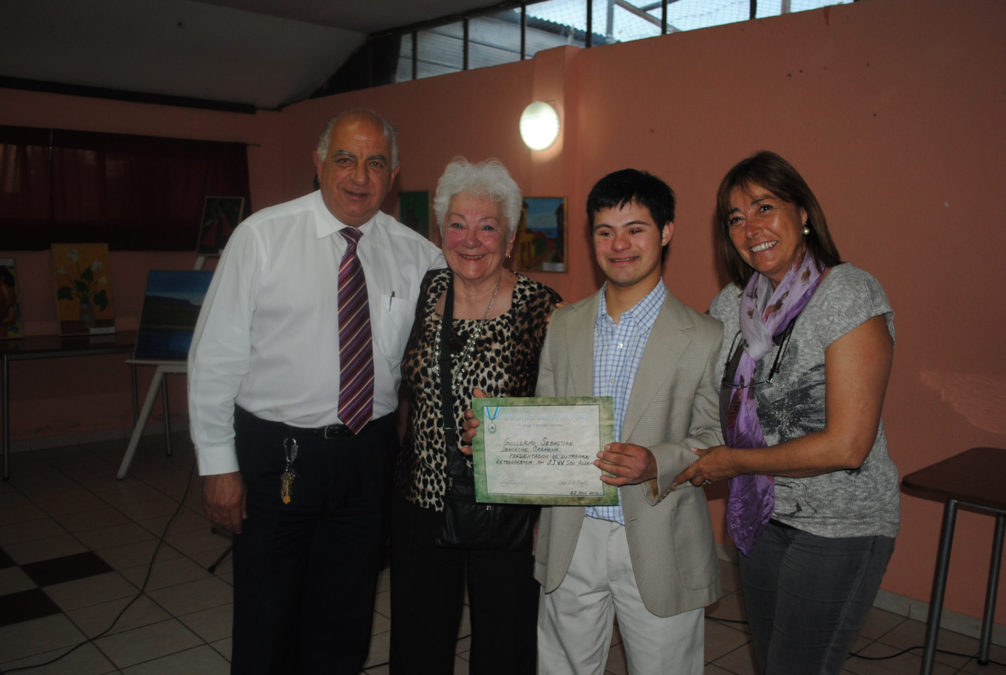 Jóven de 23 años realiza exitosa exposición de arte en Villa Alemana